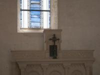 Moderní vitráž v bývalém opatském kostele Notre Dame v Lancharre
