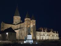 Večerní bazilika Sacré - Coeur v Paray le Monial
