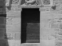 Boční portál kostela ve Varenne l'Arconce