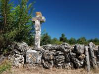 Kamenná zídka s křížkem nad Roc du Hourtous