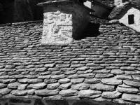 Soulages - kamenné střechy s typickými komíny