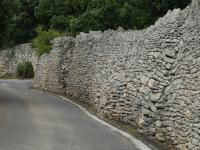 Z kamene skládané zdi podél silnice u Gordes